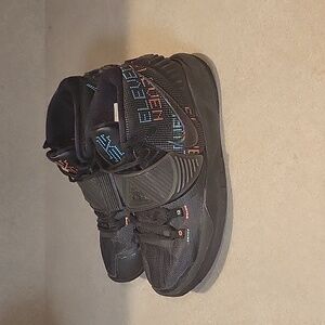 Nike Kyrie 6 shot clock basket ball shoes Size 6y
